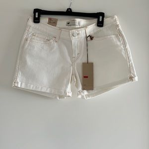 💫 Free with purchase of $30. Levi’s White Jean Shorts. Size 9/29. New with Tags